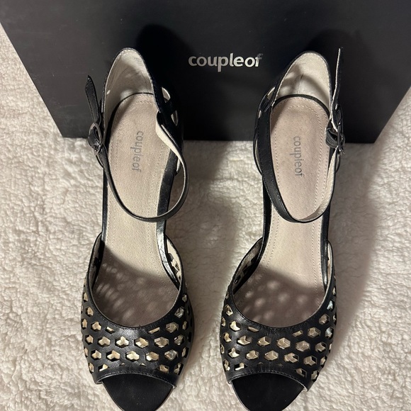 Coupleof Black an Gold Heels - Picture 9 of 16